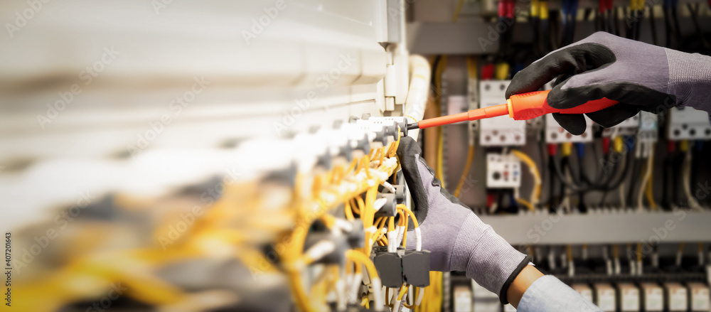 电工在控制系统、配电盘和电气系统中连接电线