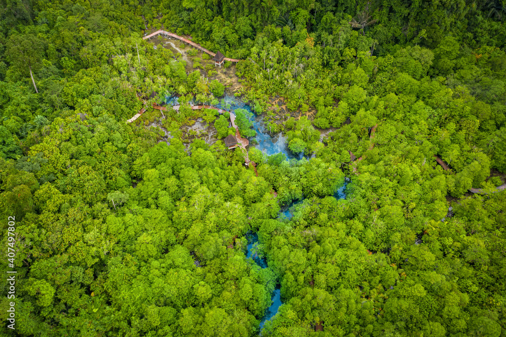 Tha Pom Klong Song Nam红树林或Emerald水池的鸟瞰图是mangro看不见的水池