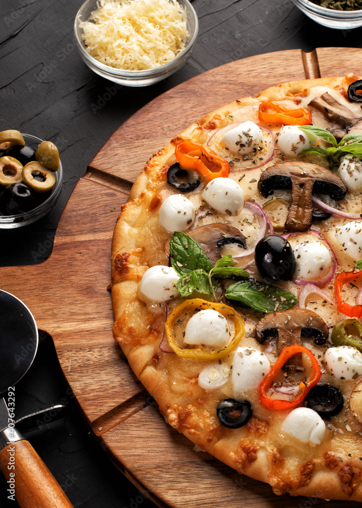 披萨配马苏里拉奶酪、橄榄和蘑菇。意大利美食。黑披萨的原料