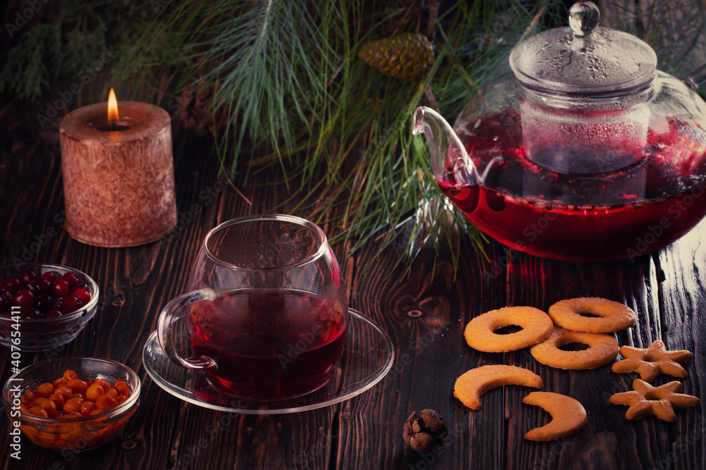一杯新冲泡的水果和浆果红茶，深色穆迪，茶道。冷杉枝。糖果和饼干
