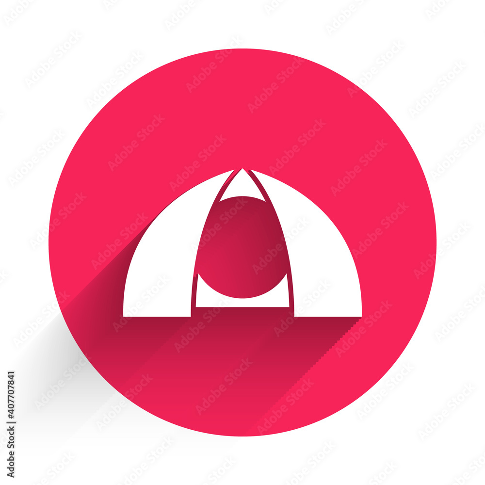 白色旅游帐篷图标，与长阴影隔离。露营符号。红色圆圈按钮。矢量。