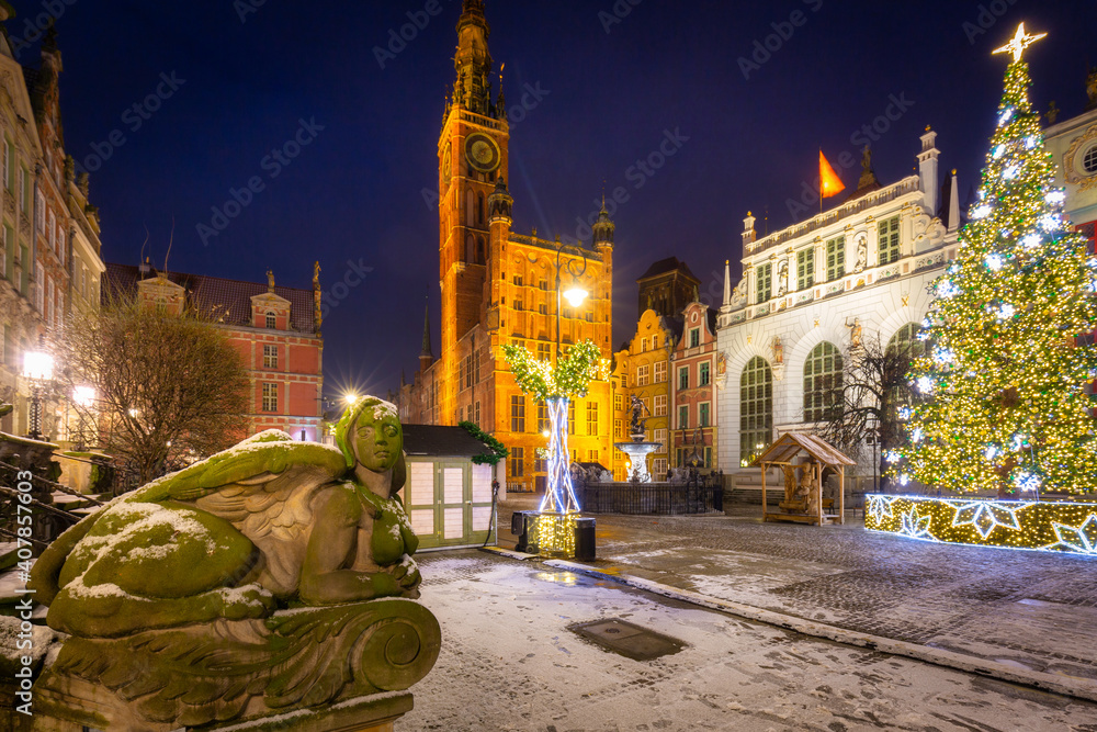 黎明时分，波兰格但斯克老城的圣诞树和装饰品