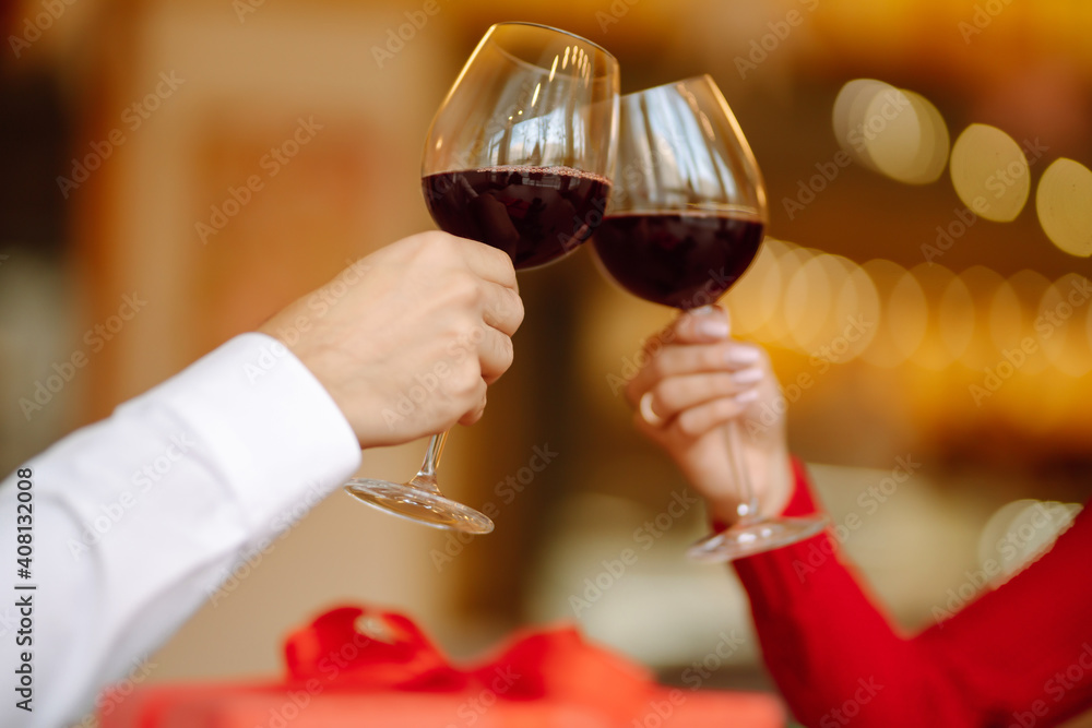 红酒碰杯。浪漫晚餐。情人节，浪漫约会和假日概念。