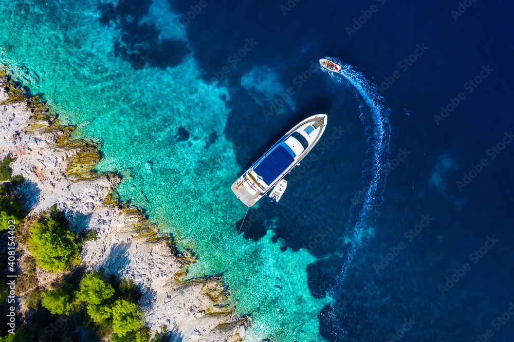 地中海。从无人机上看到码头。阳光明媚的日子里，蓝色海面上漂浮的船的鸟瞰图。