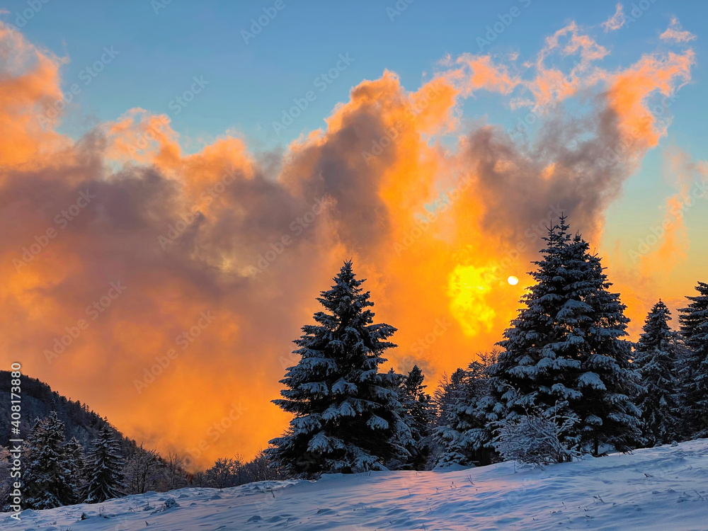 美丽的日落镜头，覆盖着新鲜的粉雪。