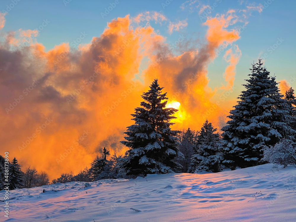 金色清晨的天空俯瞰着白雪皑皑的风景，令人叹为观止。