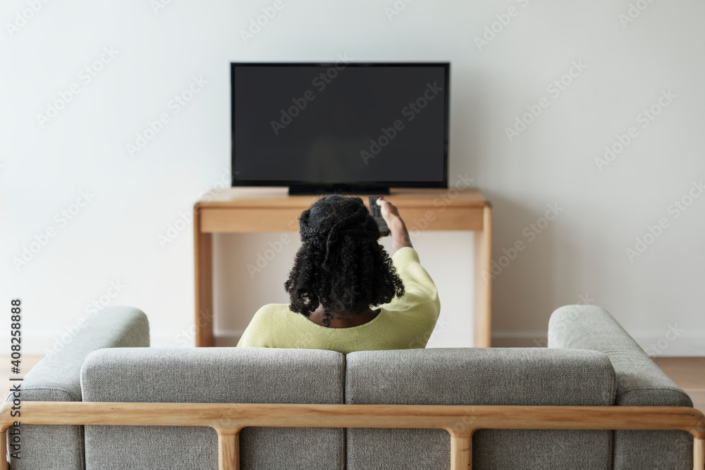 女人在客厅看电视