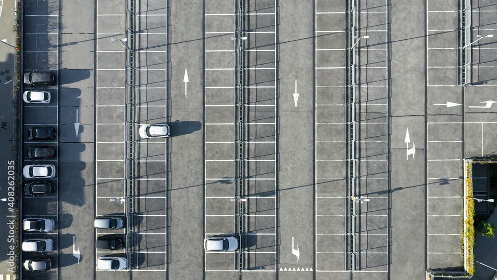 鸟瞰无人机拍摄：半空停车场