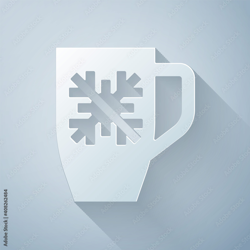 灰色背景上有雪花图标的剪纸咖啡杯。茶杯。热饮咖啡。Mer