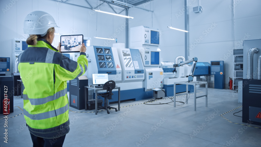 工业4.0现代工厂：女工程师使用带增强现实的数字平板电脑