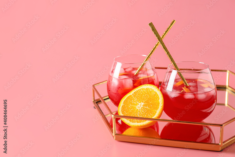 托盘上有几杯彩色背景的水果冰茶