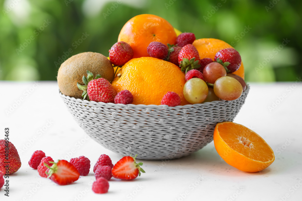 户外餐桌上放着不同水果和浆果的碗