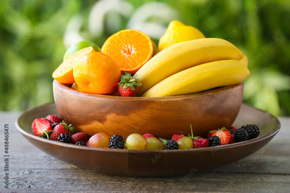 户外餐桌上有不同水果和浆果的碗