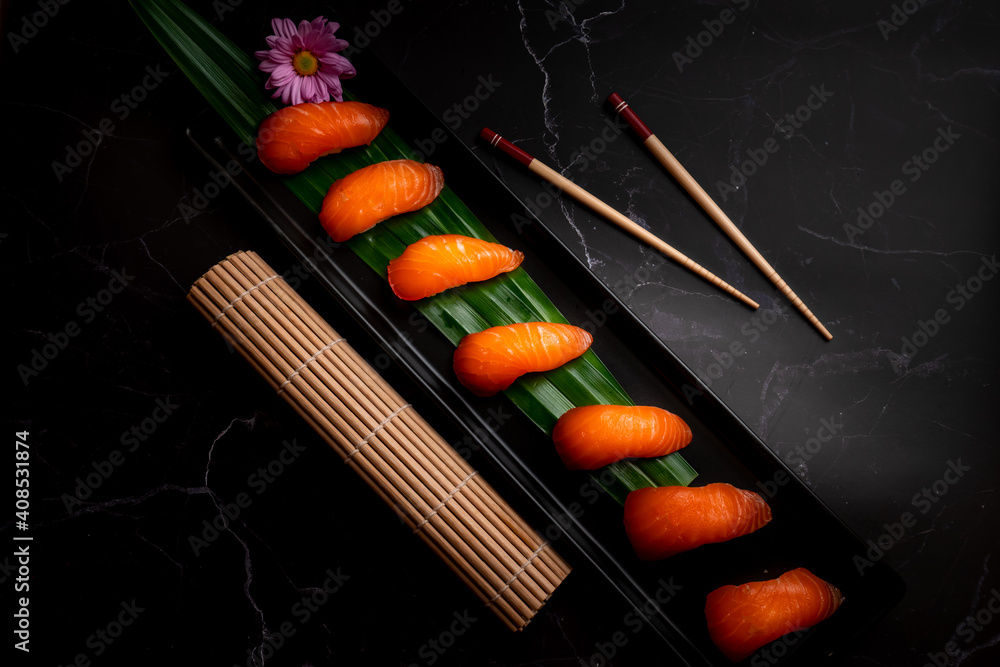 筷子三文鱼寿司