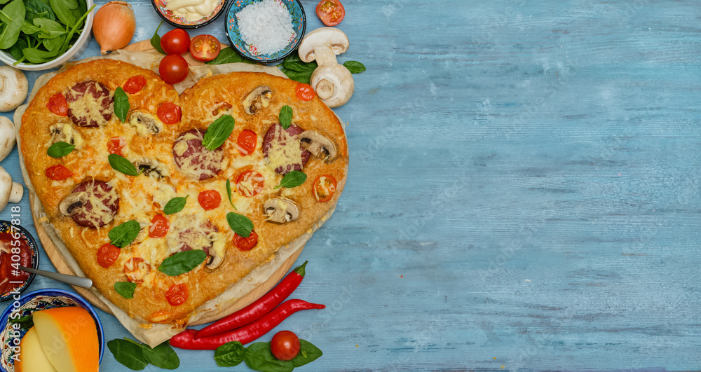 情人节自制披萨。由无酵母面团和健康蔬菜制成的美味披萨心
