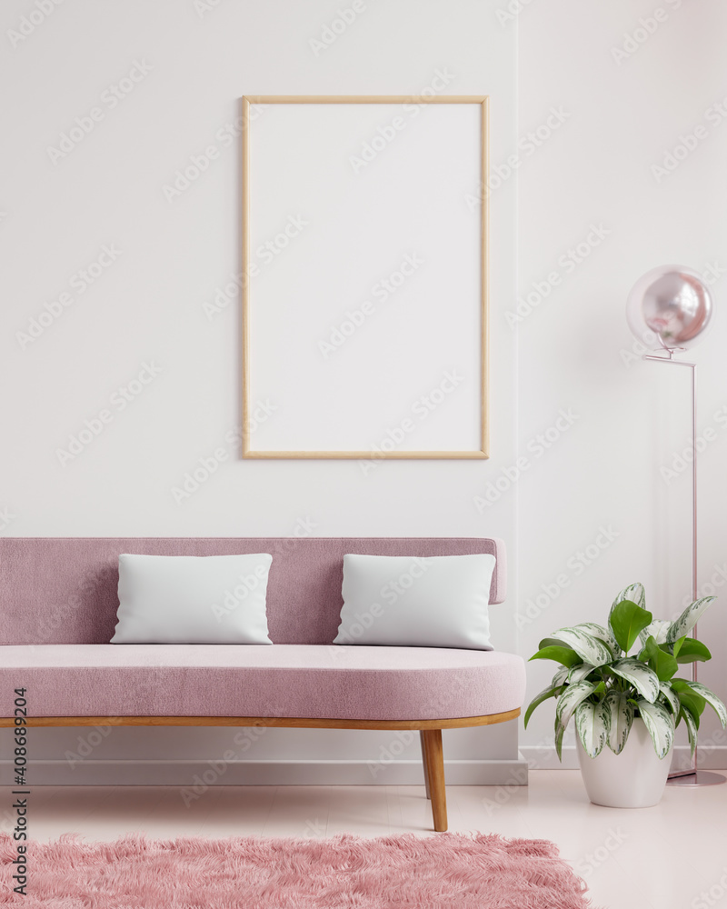 客厅内部空白墙上有垂直框架的海报模型，配有粉色天鹅绒沙发