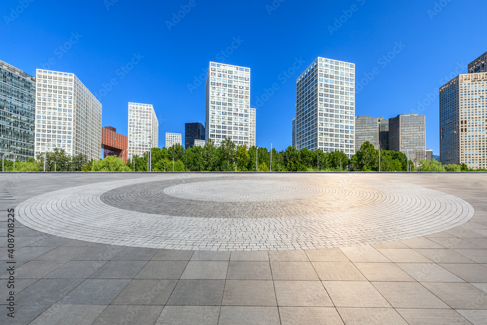 中国北京的空置广场层和现代城市商业建筑。