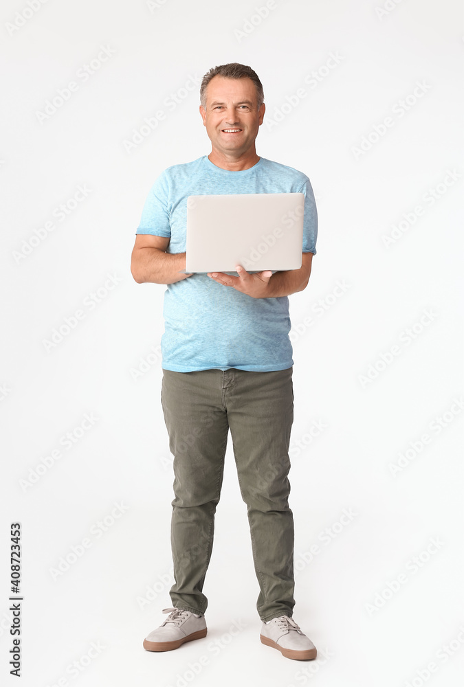 白人背景下带笔记本电脑的老人