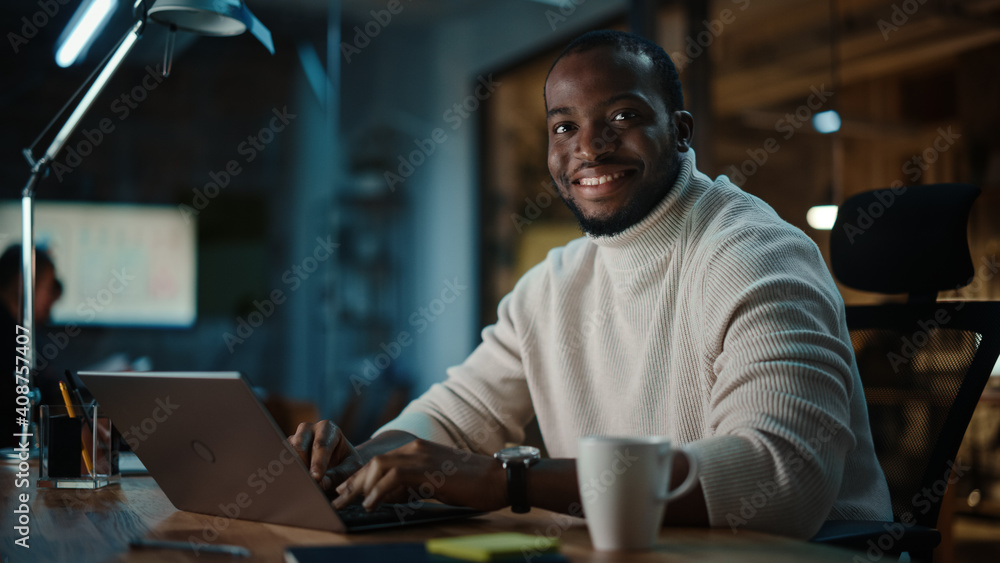 英俊的非裔黑人男子在创意O的笔记本电脑上进行在线对话