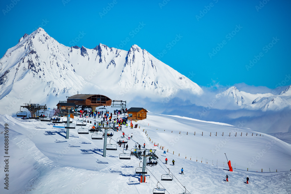 位于阿尔卑斯山脉Les Arcs地区高山顶部的滑雪站，上面有缆车和雪峰