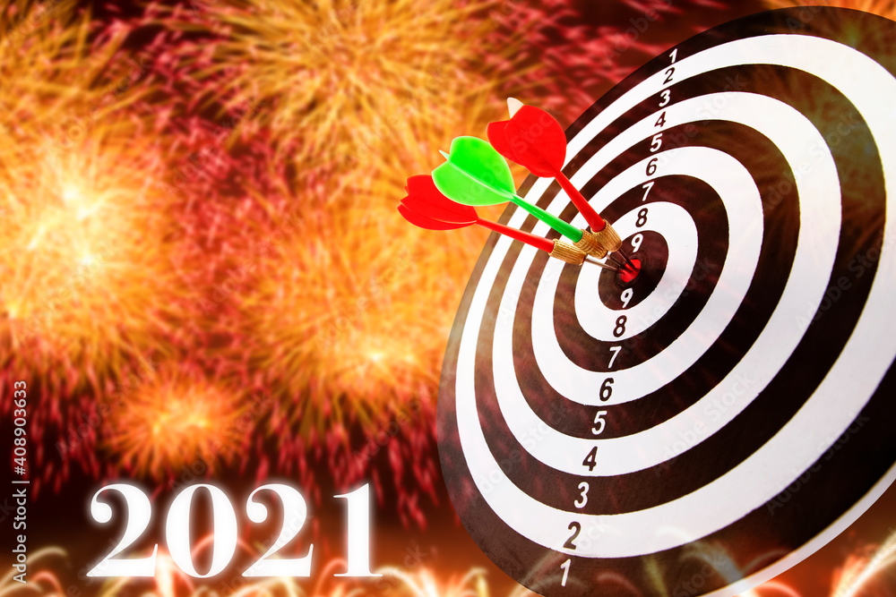 2021，目标和进球概念。靶心上射出的飞镖箭的特写镜头，红色飞镖箭头h