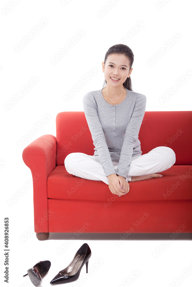 东方时尚年轻女子坐在沙发上