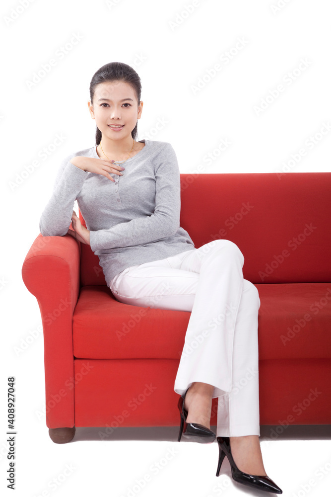 东方时尚女青年坐在沙发上