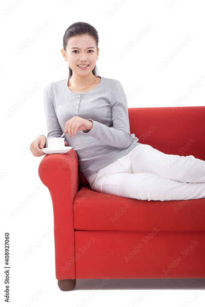东方时尚年轻女子坐在沙发上