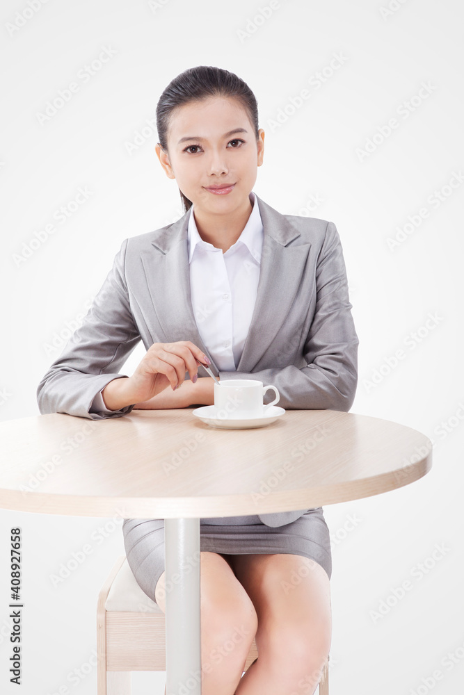 喝咖啡的商务女性