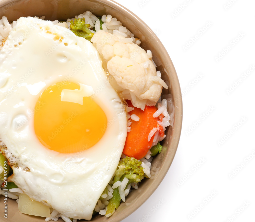 碗里有美味的鸡蛋、蔬菜和白底米饭