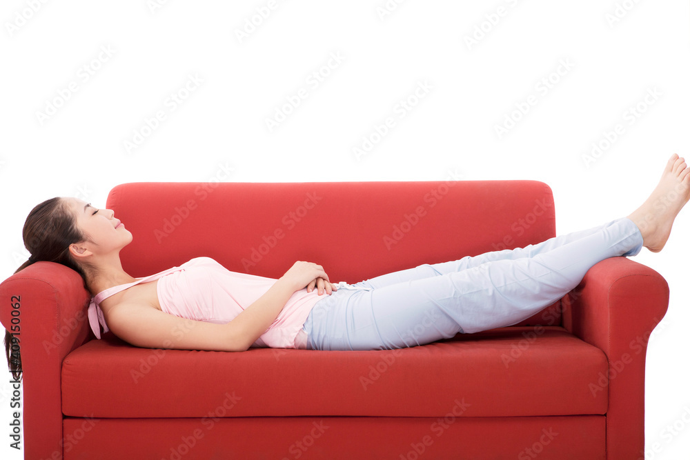 躺在沙发上的年轻时尚女性