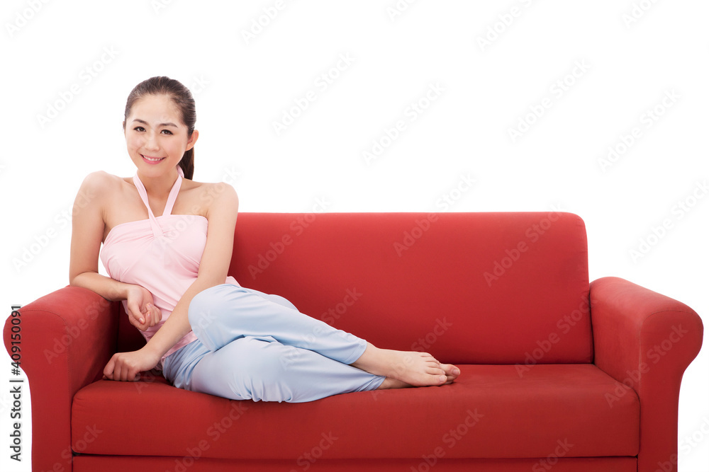 坐在沙发上的年轻时尚女性
