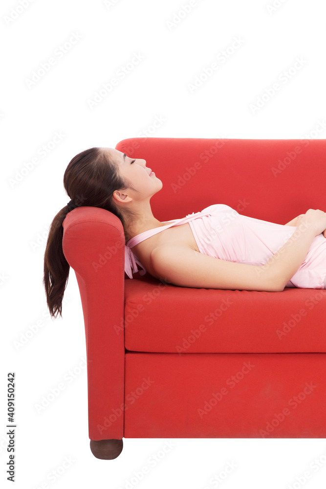 躺在沙发上的年轻时尚女性
