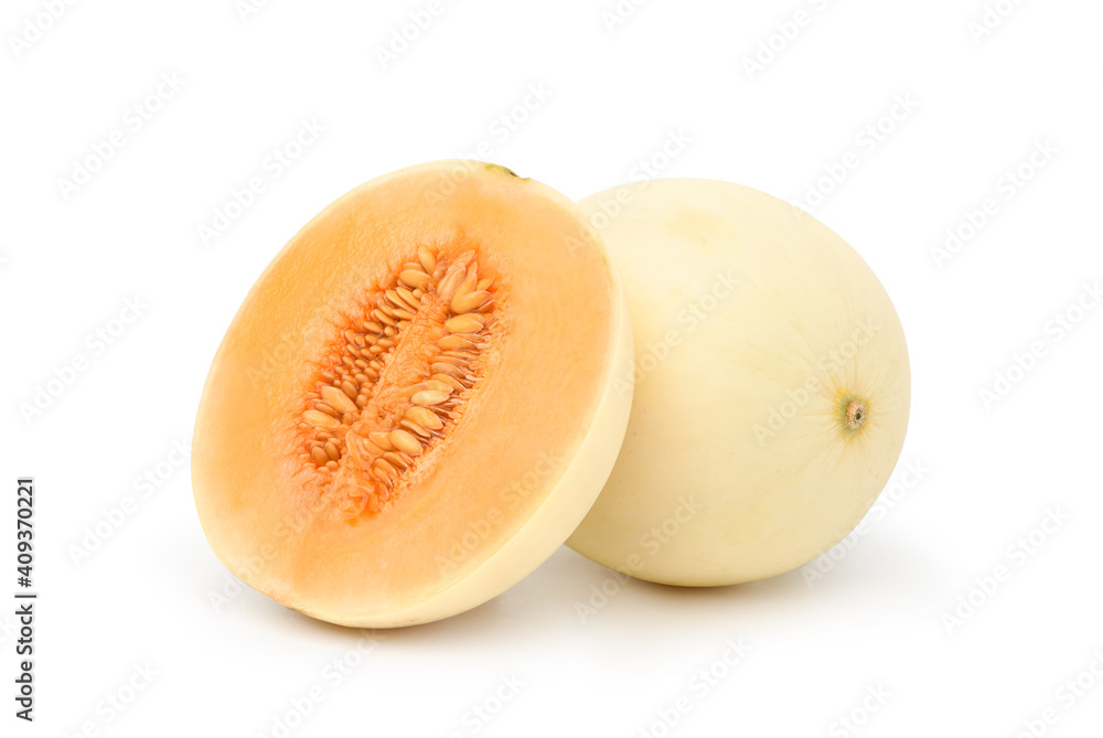 橙色蜜瓜，在白色背景上切成两半。