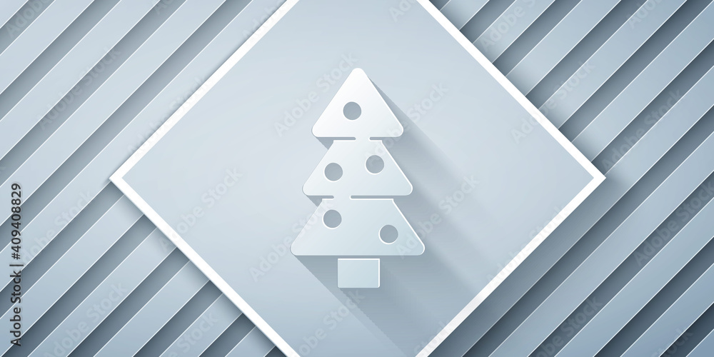 灰色背景上有装饰图标的剪纸圣诞树。圣诞快乐