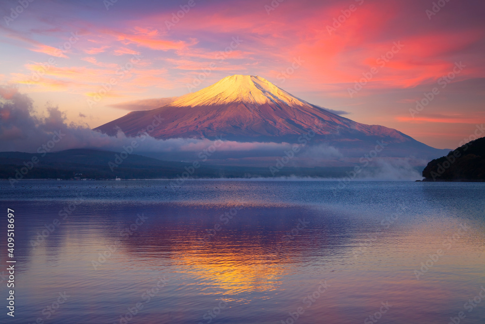日出时富士山和山那加湖的宁静景象