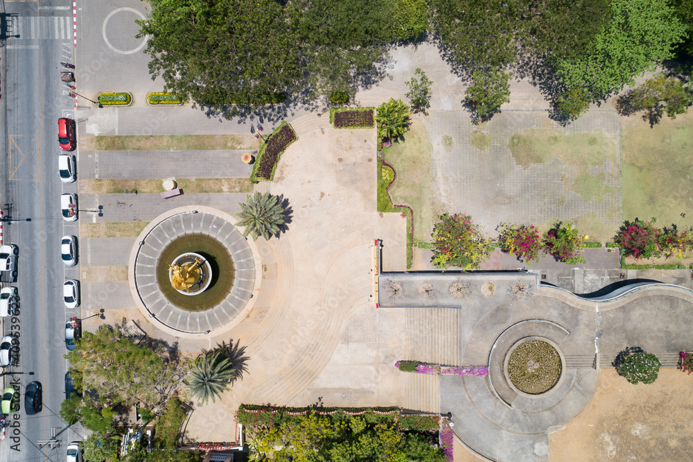 飞行无人机拍摄的城市公园与城市公园园艺俯视图