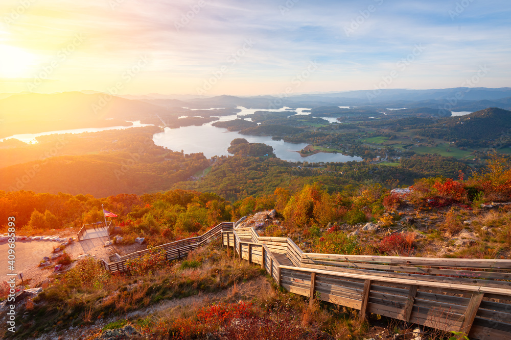初秋，美国乔治亚州希瓦西与查图格湖的景观