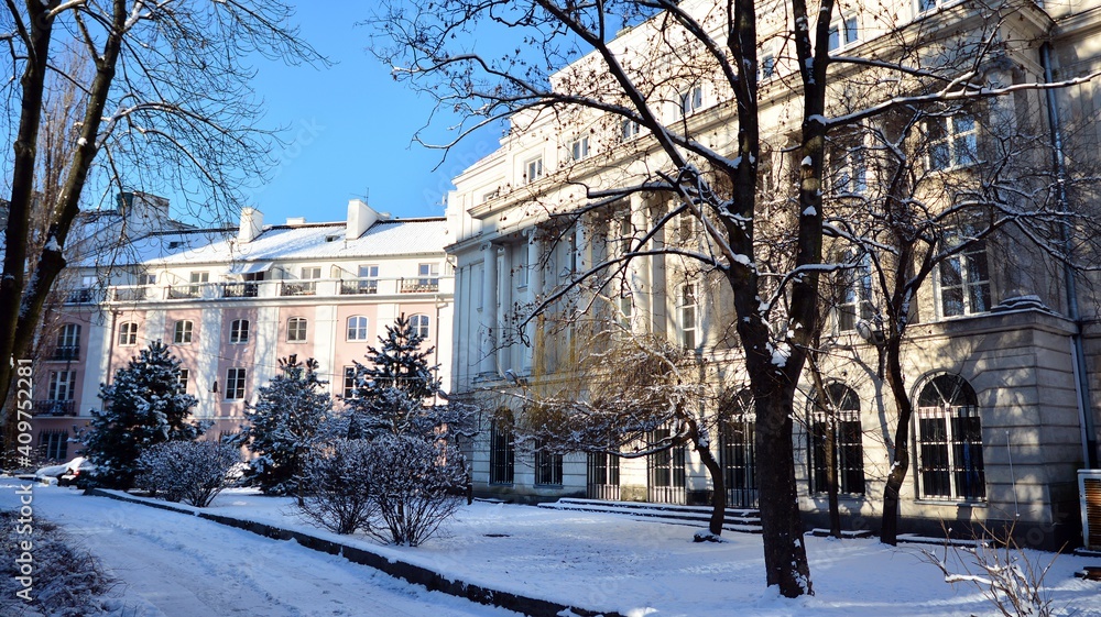 老城是城市的历史中心。雪天。冬天，建筑理念。