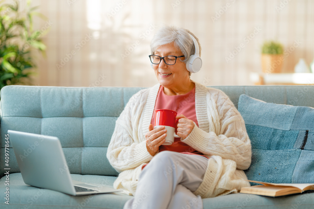 老年女性正在使用笔记本电脑