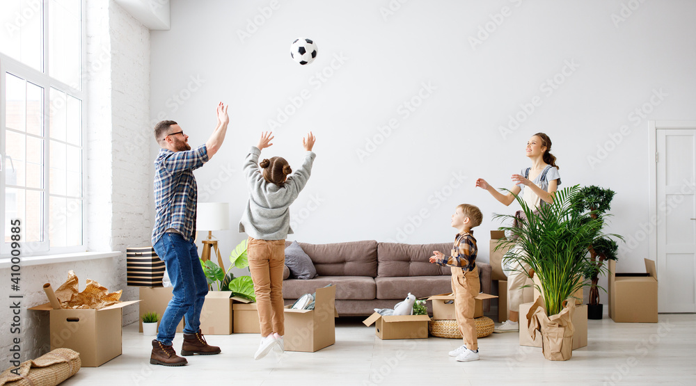 快乐的一家人在公寓搬迁期间一起玩耍