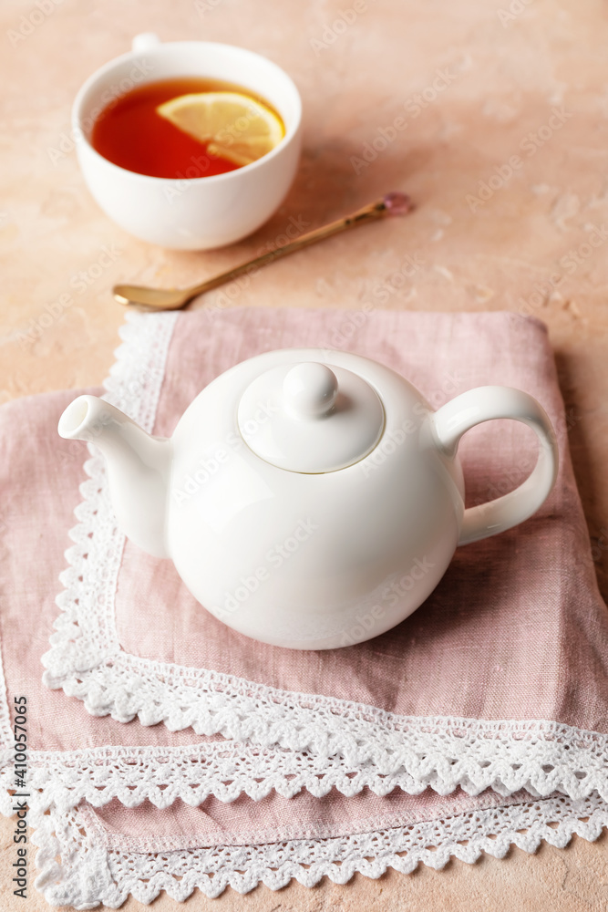彩色背景的茶壶和一杯茶