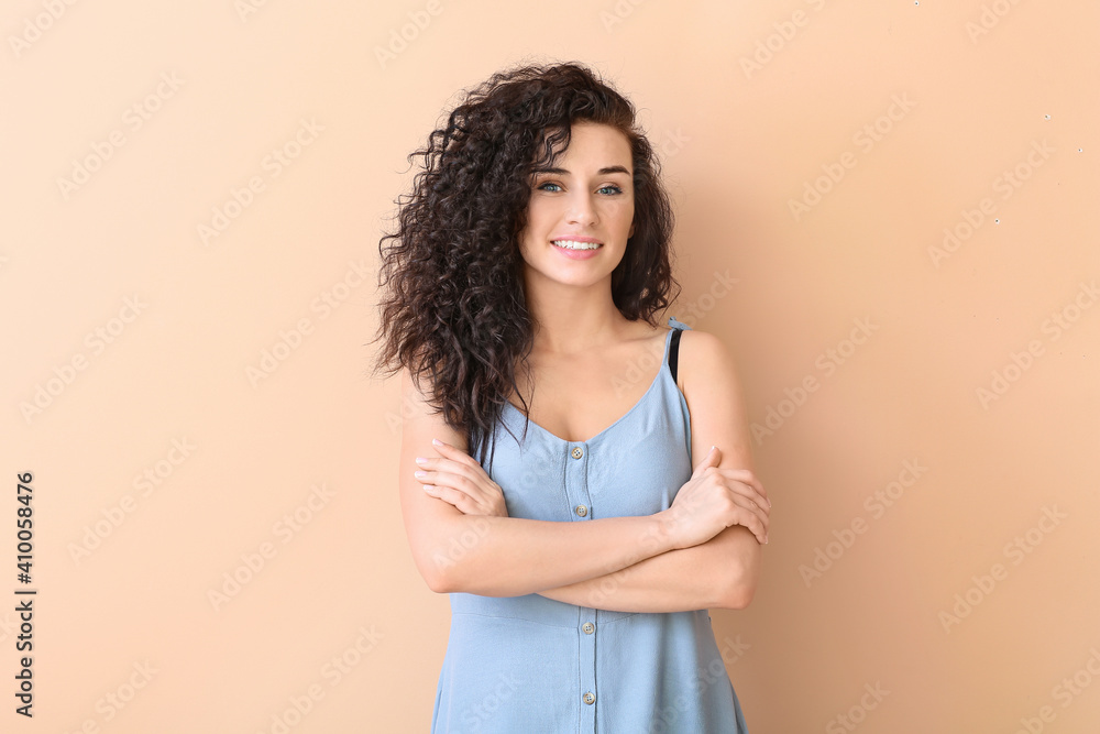 彩色背景时尚年轻女性肖像