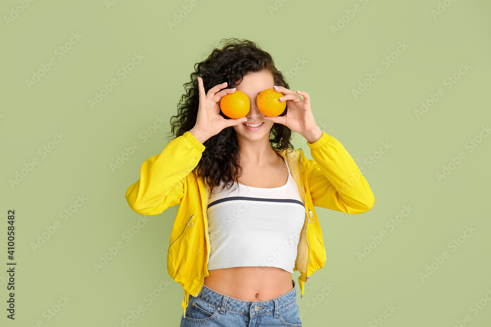 时尚年轻女性肖像，彩色背景为橙色水果