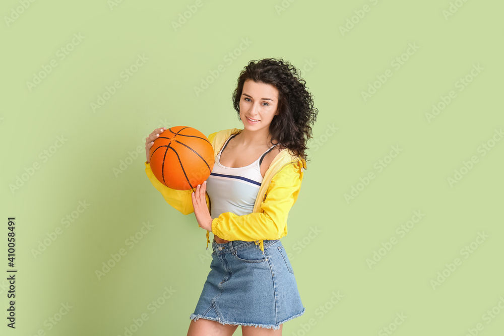 彩色背景时尚年轻女子打球画像