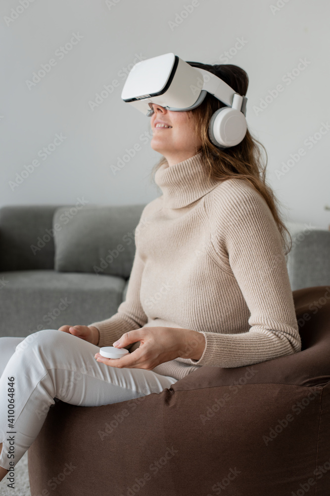 女性体验VR模拟娱乐技术