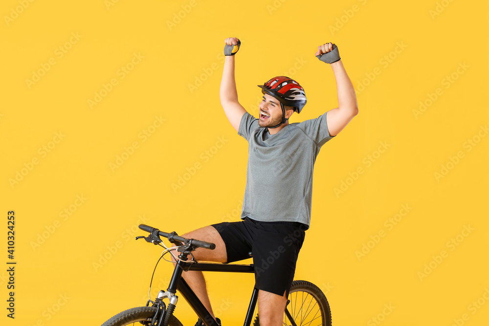 彩色背景上的快乐男自行车手