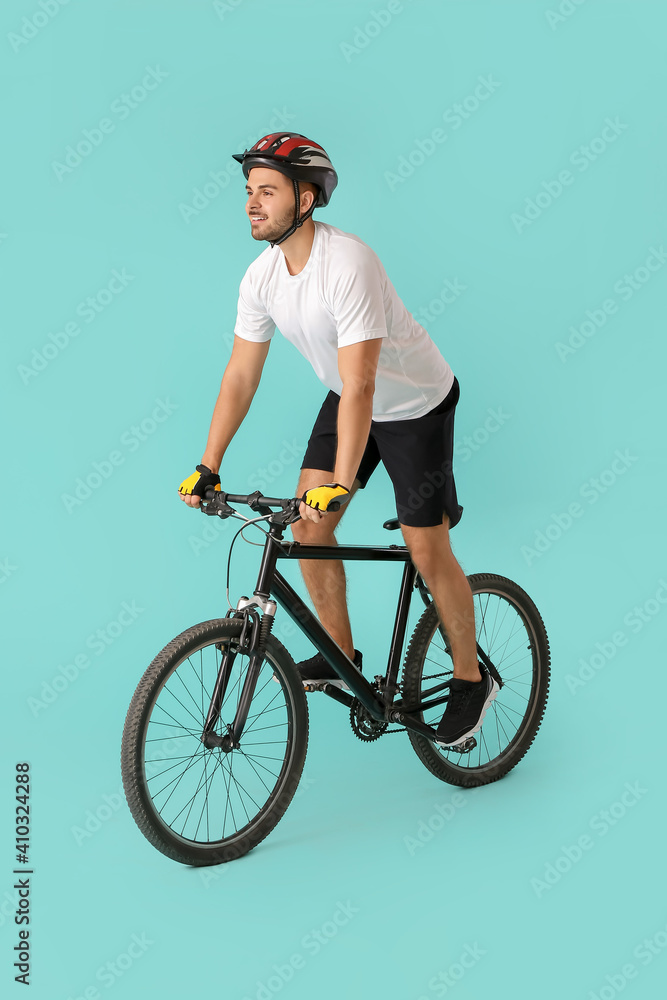 骑彩色自行车的男性