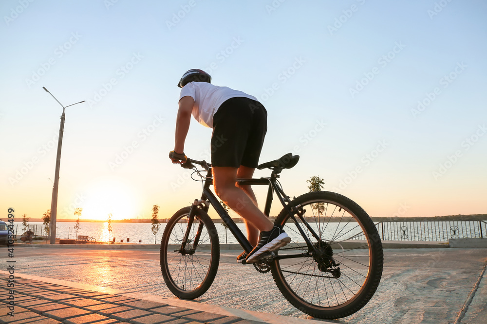 户外骑自行车的男性自行车手