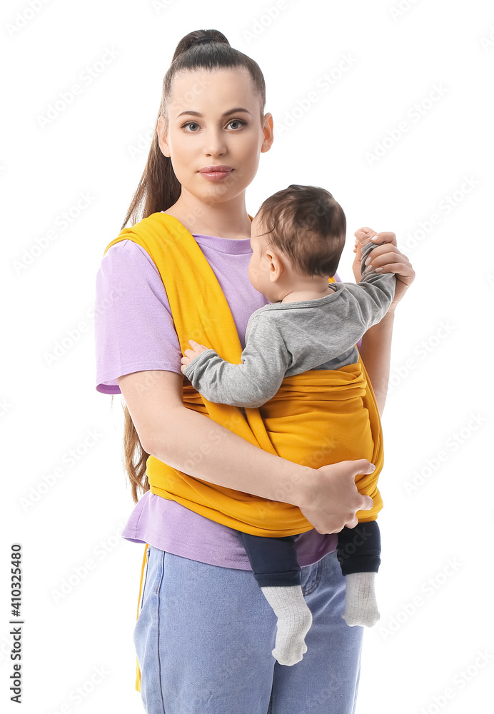 年轻的母亲带着白色背景吊带的小婴儿